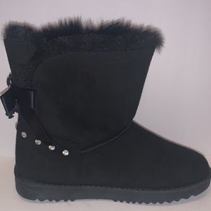 Black snow boots